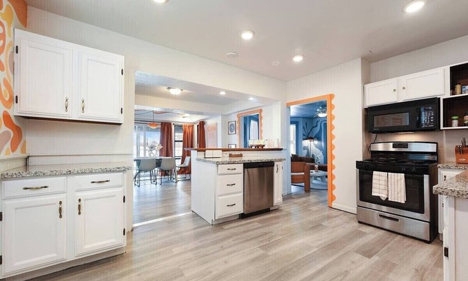 Brighton Heights Casa | 2-BR Vibrant Home | Fire Pit | Sleeps 4 | Downtown | PA