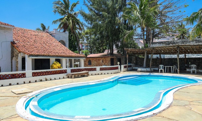 Thompson Estate Villa | 2 BR Villa all en-suite with AC, hot water showers and pool 2 mins to the beach