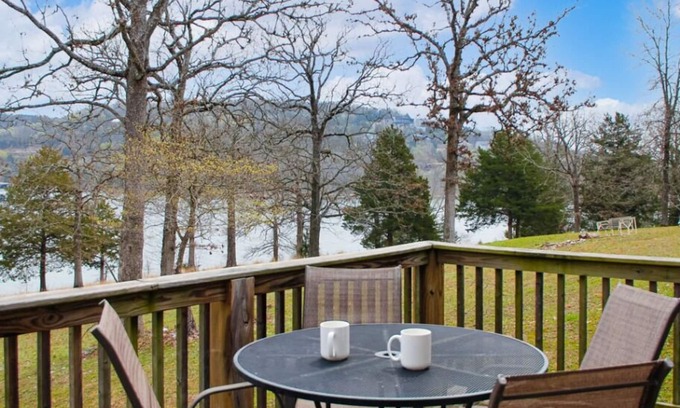 Branson Cabina | 2 BR Waterfront Cabin w/ Pool + Swim & Boat dock