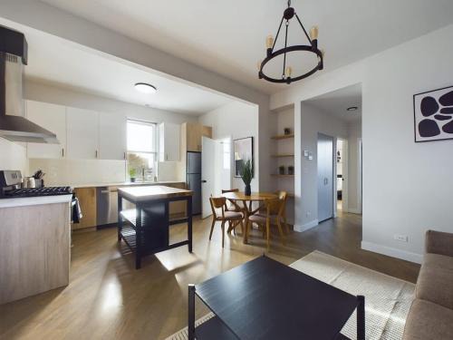 West Town Casa | 2 BR with Soaking Tub and Onsite Parking