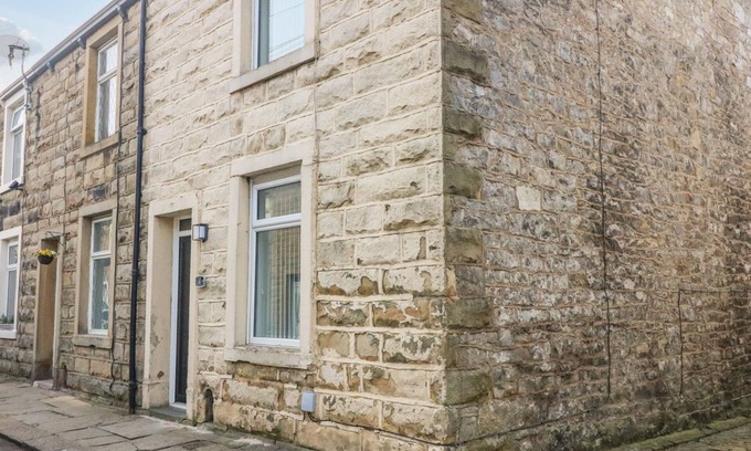 Clitheroe Cabaña | 2 BROOK STREET, character holiday cottage, with a garden in Clitheroe