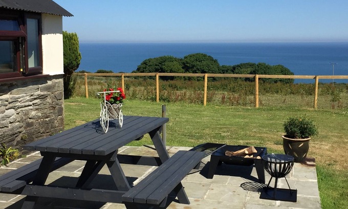Felinwynt Cabaña | 2 cabañas de Byre: acogedoras cabañas para perros con impresionantes vistas al mar