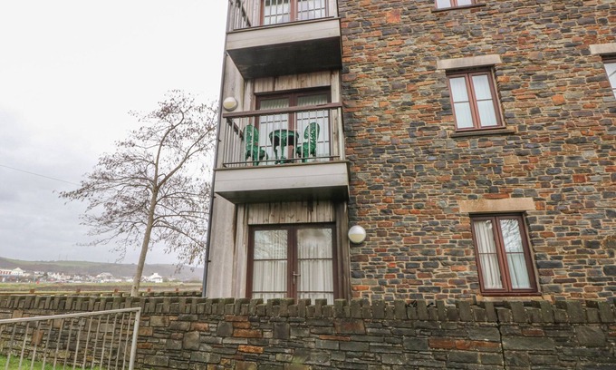 Burry Port Cabaña | 2 CHANDLERS YARD, family friendly in Burry Port