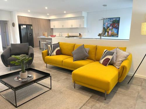 North Perth Casa | 2 Chic Stylish Modern Family On Charles