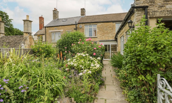 Chipping Norton Cabaña | 2 CHURCH STREET, pet friendly, with open fire in Chipping Norton