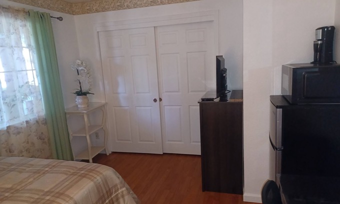 Lodi Casa | 2 clean rooms and bathroom it sleeps 4