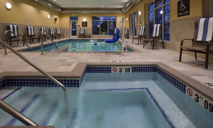 Kutzky Park Hotel | 2 Comfortable Accommodation! Kitchen, Pet-Friendly, Indoor Pool!