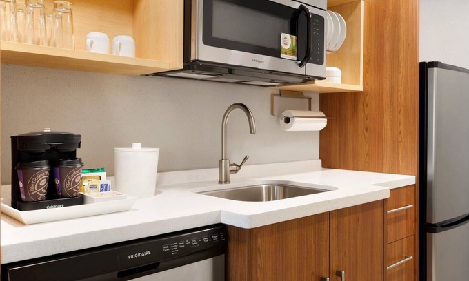 Roanoke Apartamento | 2 Connecting Suites at a Hotel