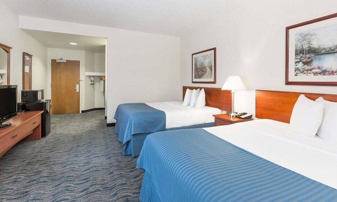 Des Moines Casa | 2 Connecting Suites at a Hotel
