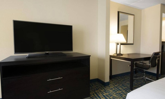 Savannah Hotel | 2 Convenient Units, Free Parking Onsite! Near Savannah National Wildlife Refuge