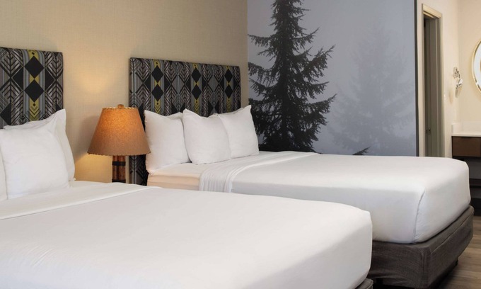 Port Angeles Hotel | 2 Convenient Units! Outdoor Pool, Pets Allowed Near Valley Creek Estuary Park!