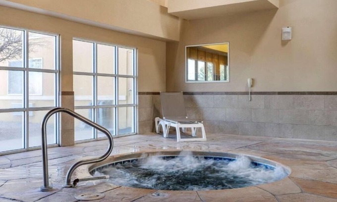 Albuquerque Hotel | 2 Cozy Rooms with Indoor Pool & Free Parking – Near Zoo, Museums & UNM Campus