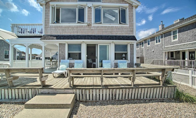 Ocean Bluff-Brant Rock Casa | 2 Decks + Beach Access: Oceanfront Getaway!