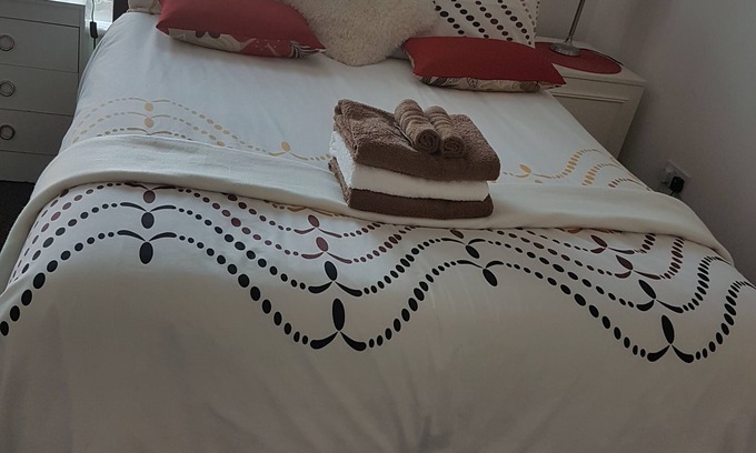 Ebbsfleet Valley Apartamento | 2 habitaciones dobles para 2 personas en cada uno. Baño privado / bañera y ducha, TV propia y WiFi gratis.