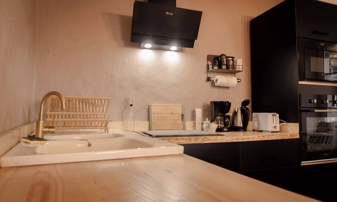 Saint-Saturnin-sur-Loire Casa | Camille CLAUDEL double room in Château outbuilding overlooking the Loire River