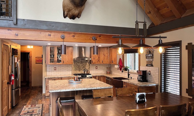 Truckee Casa | Retiro de Tahoe Donner con bañera de hidromasaje; Family Friendly-4 dormitorios / 2 baños en una calle tranquila.