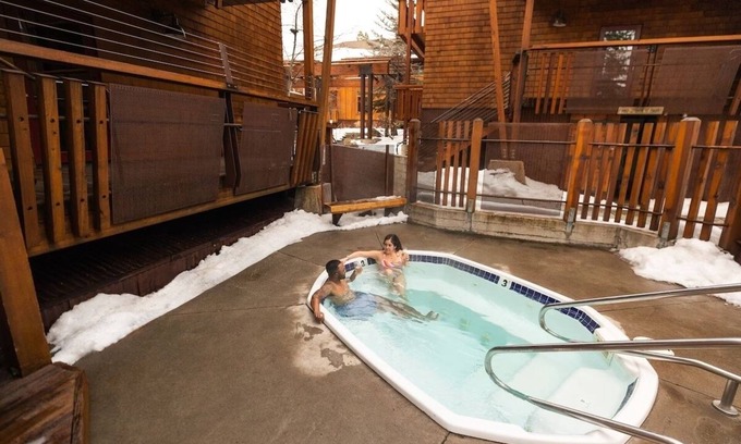 Truckee Hotel | 2 Family-Friendly Rooms w/ Mountain Ambience - Perfect Lake Tahoe Getaway