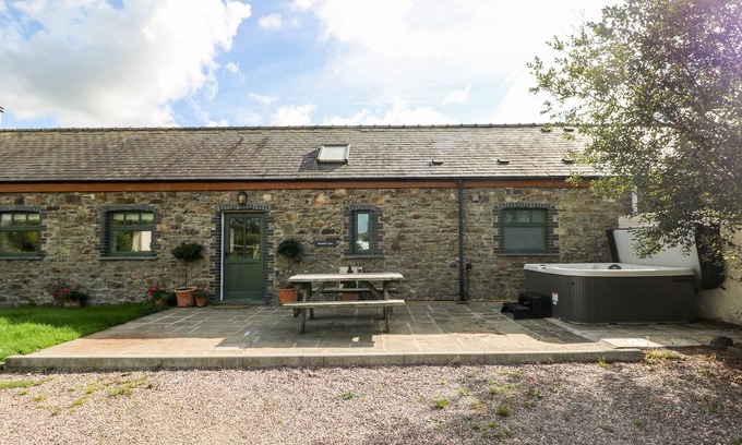 Haverfordwest Cabaña | 2 FENTON HOME FARM, pet friendly, with hot tub in Haverfordwest