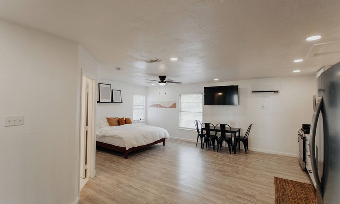 Waco Casa | 2 Full Units Quiet Culdesac w/ Private Pickleball - Sleeps 10