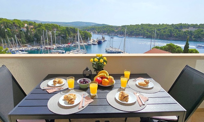 Cove Makarac (Milna) Apartamento | 2 excelentes piscinas y terrazas, a solo 100 metros de la playa, fabulosas vistas al balcón