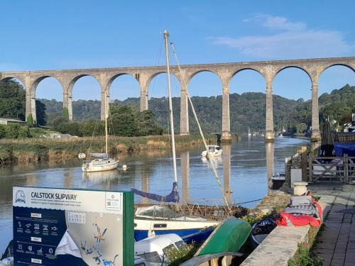 Calstock Apartamento | 2 Guests - Free Parking - Studio Private Courtyard