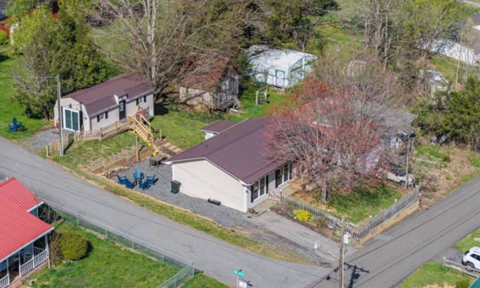 West Jefferson Casa | 2 Homes - 4 Beds /2 BAs - Easy Walk to Downtown West Jefferson.