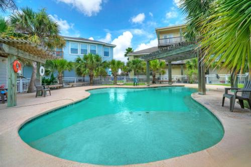 Port Aransas Casa | 2 Homes in Las Palmeras by AvantStay Sleeps 18, Resort Pool Private Patio Walk to Town, Golf Cart Zone
