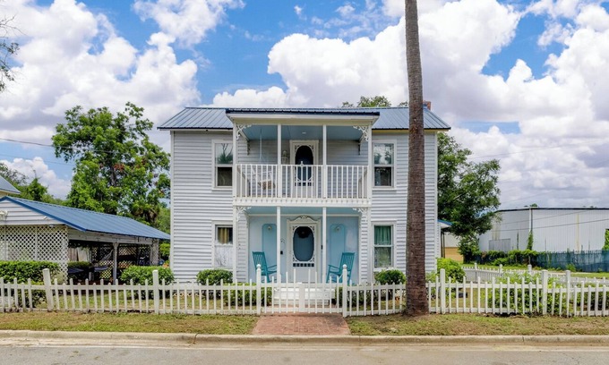 Brunswick Casa | 2 Houses 20 Mins to Beach - Sleeps 16