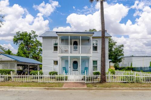 Brunswick Casa | 2 Houses 20 Mins to Beach - Sleeps 16