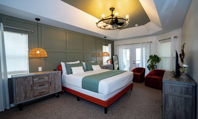 Clermont Casa | 2 King 2 Twin 1 Queen Enormous Deck 3BD Lakeview House at Waterfront Park