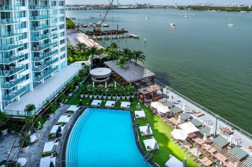 West Avenue Apartamento | 2 King Bed Suite Hotel W Pool, Bay Balcony