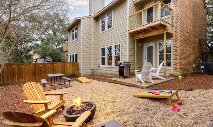 South Lamar Casa | 2 King Beds -Close to Downtown - Private Backyard