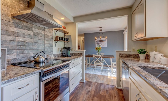 Harlow Casa | 😔🌿2 King Beds Fenced backyard 4 Miles—>Autzen🏈 2 Patios Prof. Cleaned Ping pong🏓