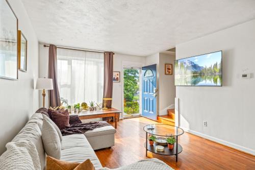 Southwest Quadrant Casa | - 2 King Beds & Free Parking - Vintage Retreat - Floyd's Freedom