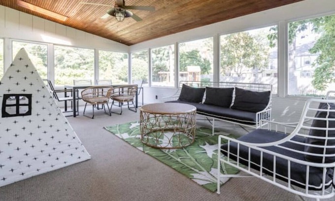 Prairie Village Casa | 2 KING Beds - Screened Back Porch + Office + Spacious Parking