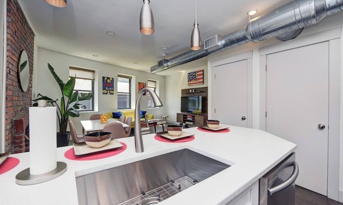 Lawrenceville Casa | 2 King Beds- Sleeps 16! Vibrant - Parking - Vibrant~ No Steps