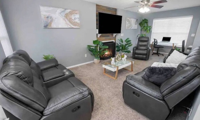 Independence Casa | 2 King beds; The Sunset house/4bd/2 1/2 baths