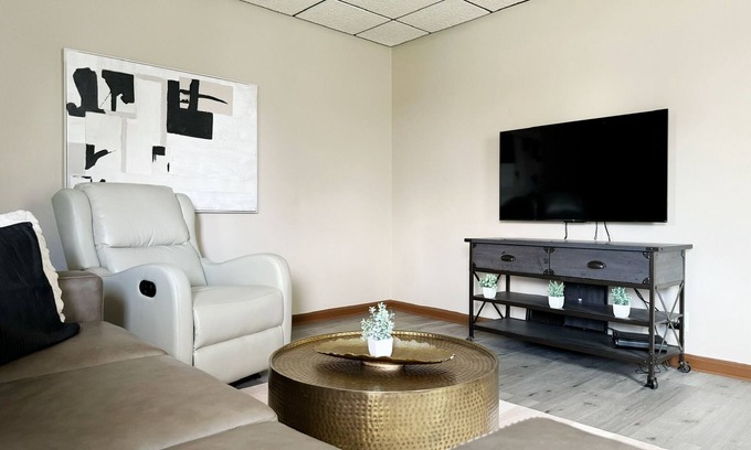 Evansville Casa | 2 KING BR/1BA In Evansville, IN Fenced in Yard. Fast wifi. Washer and Dryer