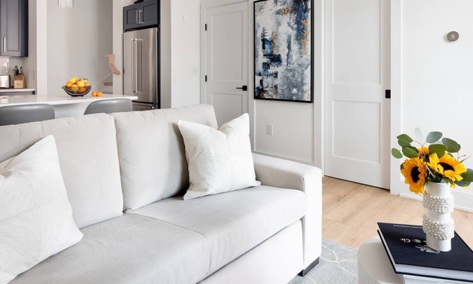 Wesley Heights Condominio | 2 King BR suites. Executive level boutique luxury.