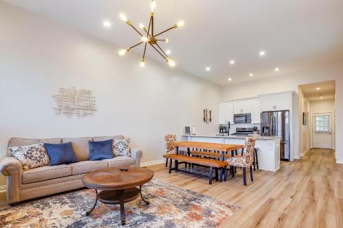 Shelby Park Casa | 2 King, Sleeps 9, Fair & Expo Ctr, Churchill, Bourbon tours, Downtown, University of Louisville, Foodie, Shopping, Nightlife!