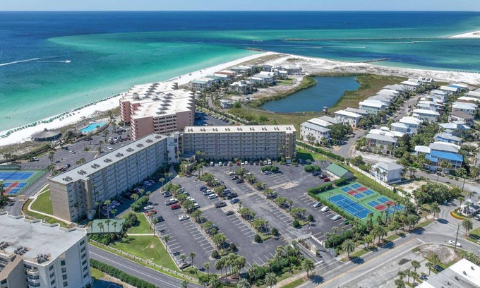 North West Florida Condominio | 2 King Suites + Sunsets + Heated Pool + Hot Tub!