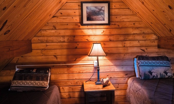 Hattieville Cabina | 2 Lakeside : Charming 2-bedroom cabin with AC, WiFi in welcoming Solgohachia