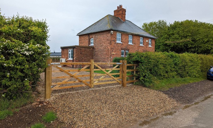 Arnold Casa | 2 LANE END COTTAGES in Coniston, East Riding Of Yorkshire
