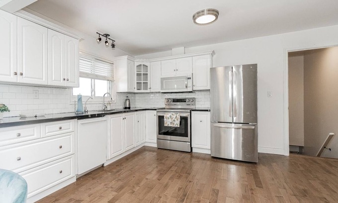 Niagara Falls Cabaña | 2 Level, 4 bedrooms (4 Queen Sized + 3 Additional Fold-able) , 2 washrooms