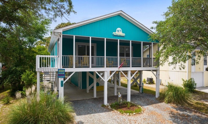 Tranquil Harbour Cabaña | 2 Lil' OKI's / 223 NE 60th Street - Coastal Vacation Resorts