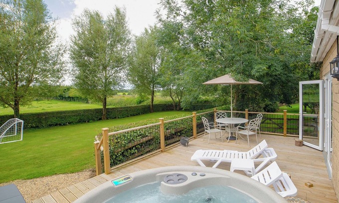 Radstock Cabaña | 2 Luckington Stables-W8322