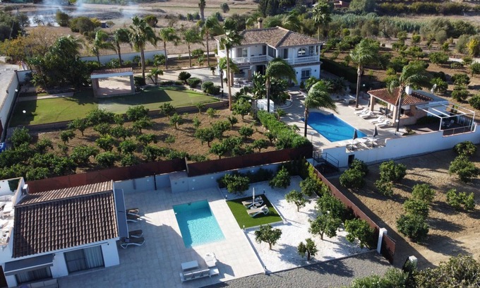 Alhaurín el Grande Casa | 2 luxury adjoining villas with 2 pools, in 2 acres of countryside (7BR, 7BA)