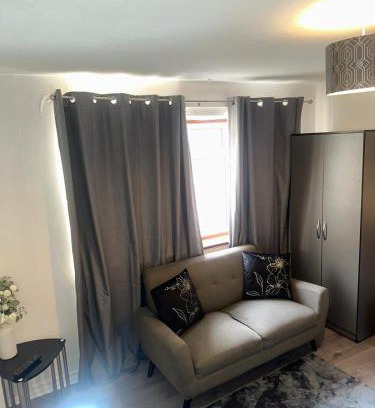 Basildon Casa | 2 Luxury Interconnecting Twin Rooms-Shared Space