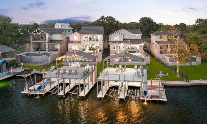 Kingsland Casa | 2 Luxury Waterfront Houses Side by Side