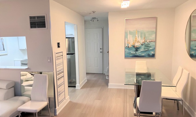 Downtown Toronto Condominio | 2-Lvl, 2-Bdrm, Furnished Penthouse Condo